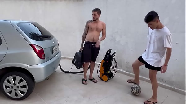 Xvídeos Gay Brasileiro fodendo na garagem com o irmão